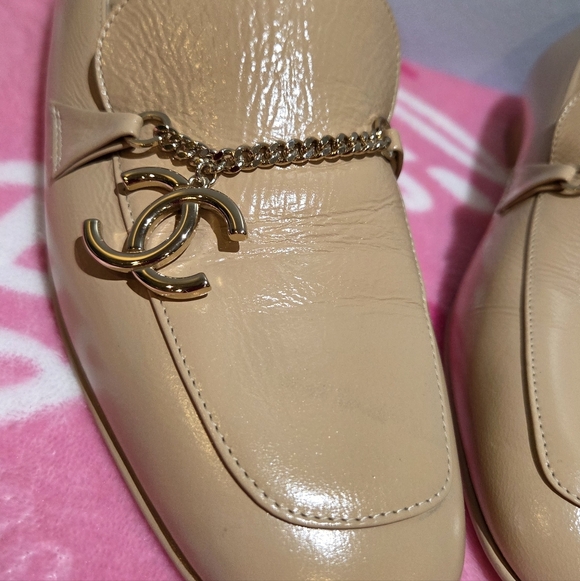 Chanel Women's Tan Loafer With Gold Accent CC Chain, Size 37.5 - Picture 3 of 9